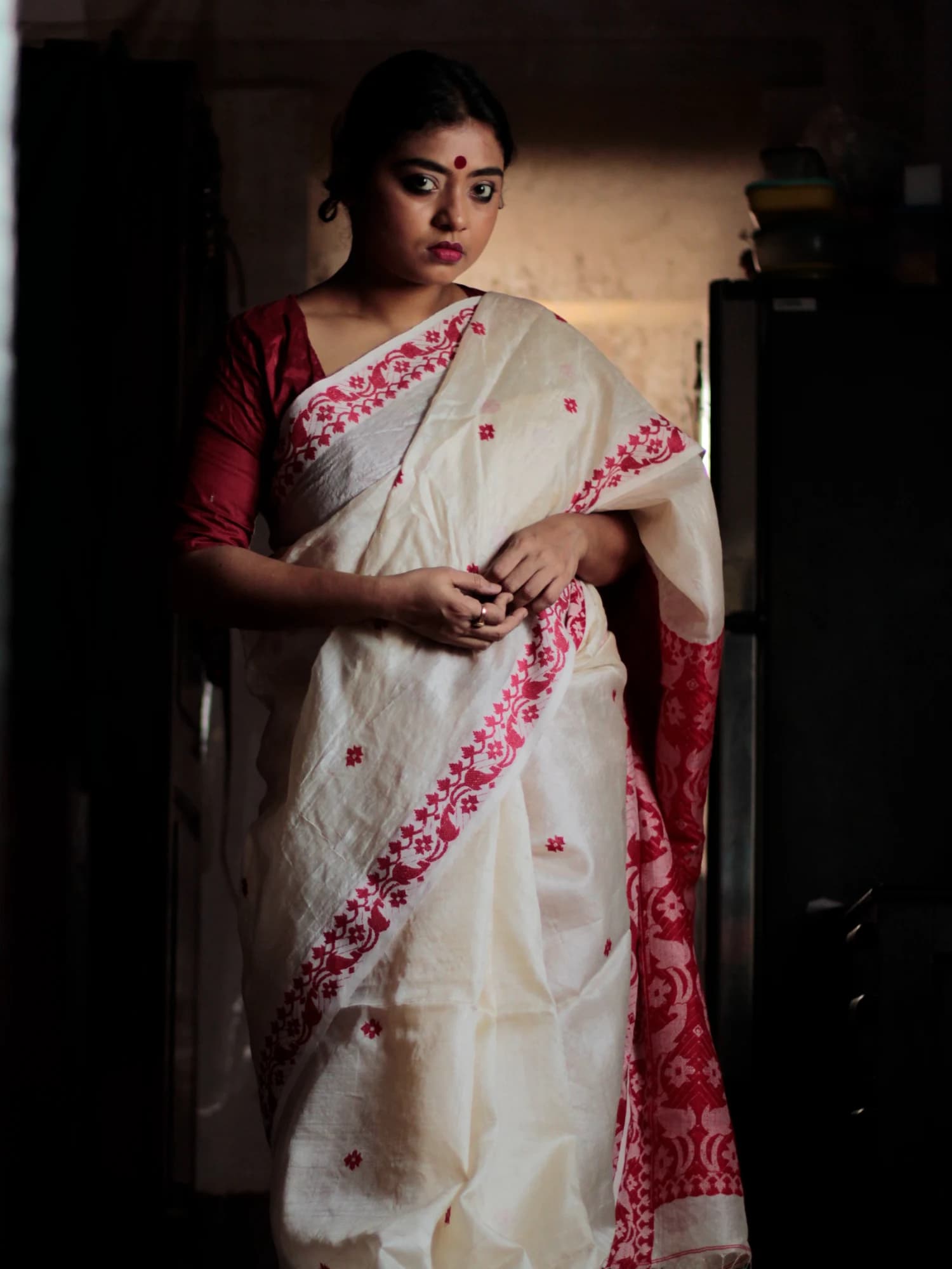 Kaberi Tussar Silk Jamdani Lal Sada Saree thumbnail 3