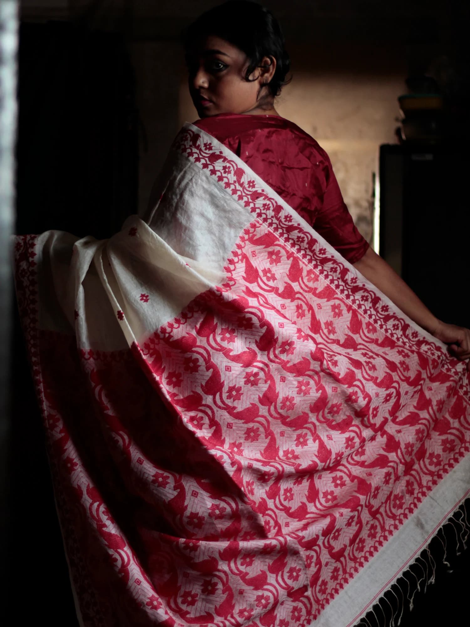 Kaberi Tussar Silk Jamdani Lal Sada Saree thumbnail 2