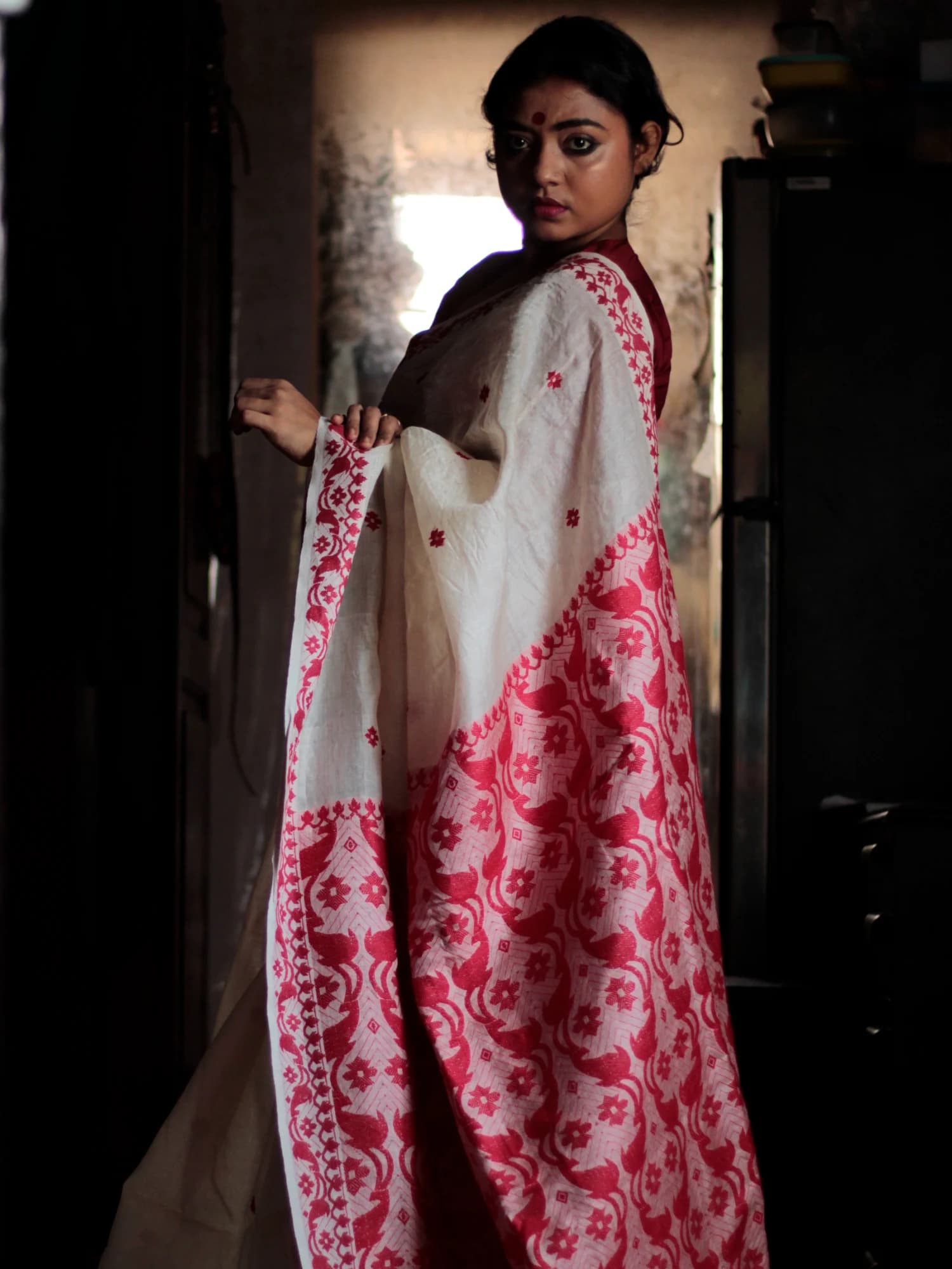 Kaberi Tussar Silk Jamdani Lal Sada Saree