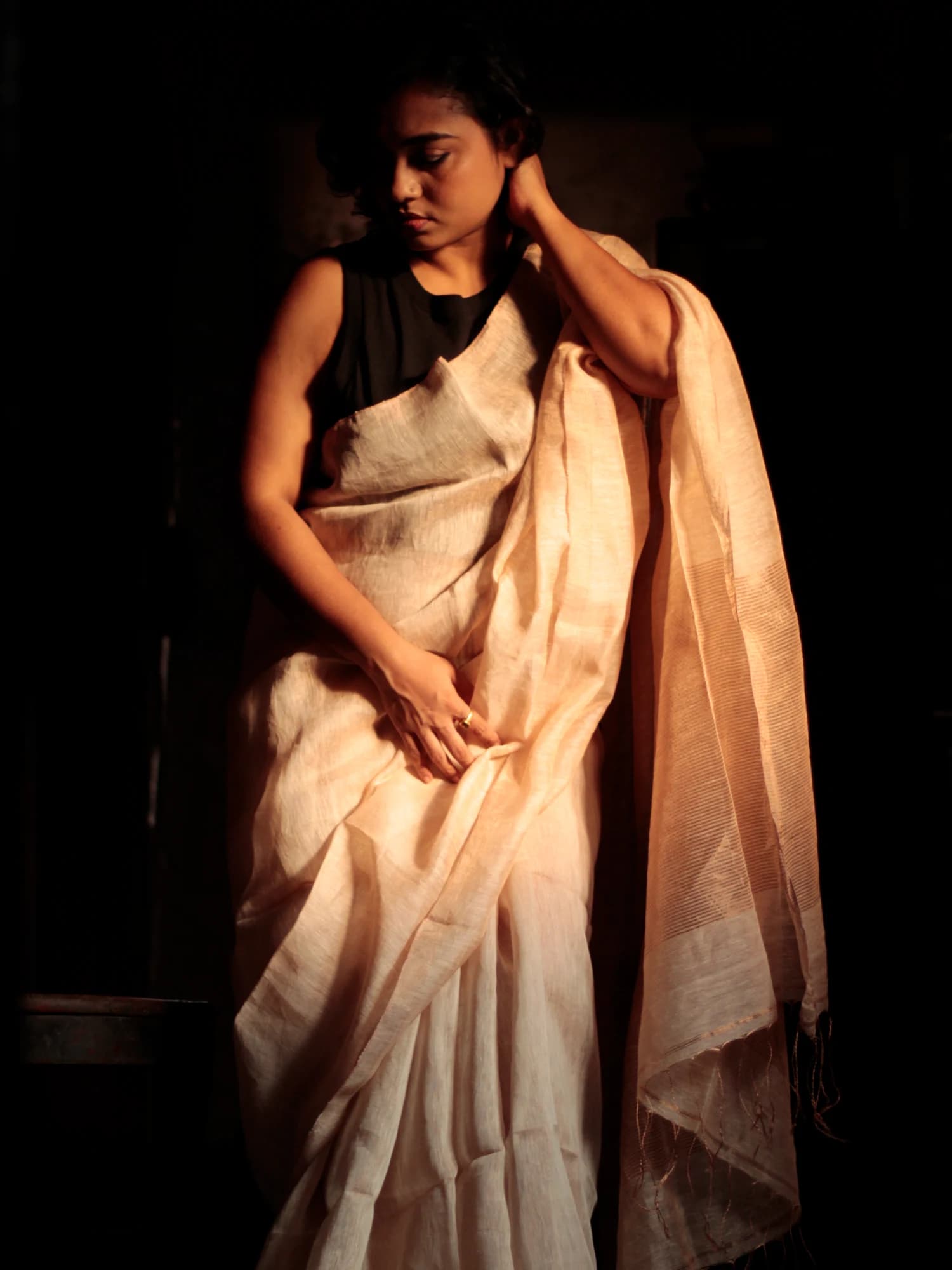 Junk Lea Beige Metalic Tissue Linen Saree thumbnail 3